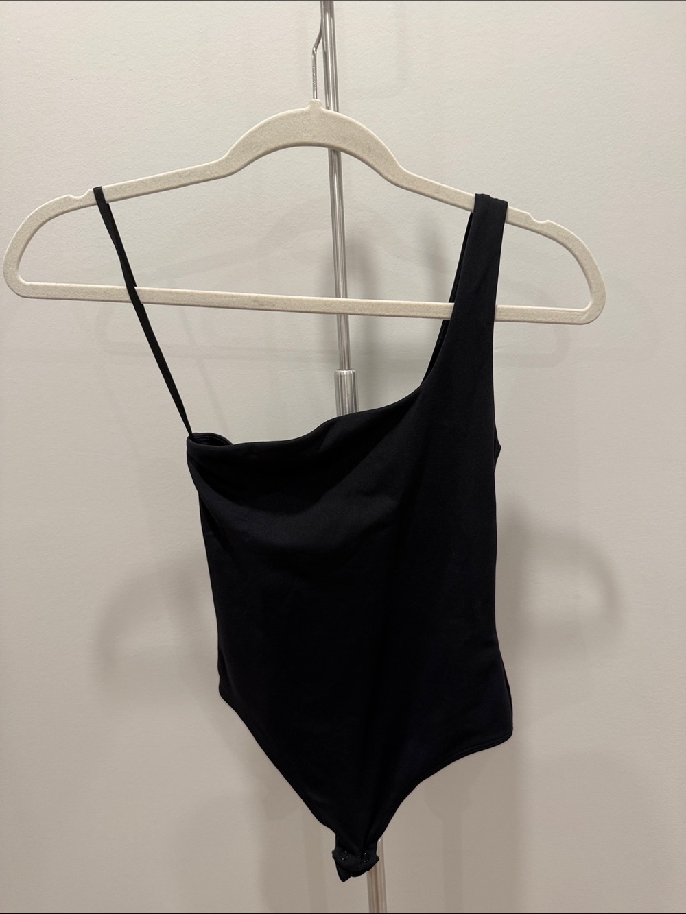 Aritzia Babaton Asymmetric One-Shoulder Black Contour Bodysuit - size XS BNWT